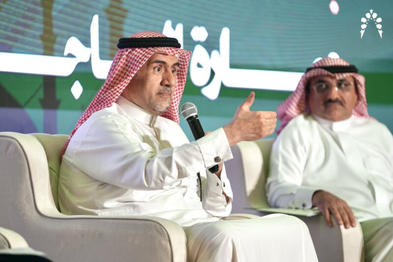 Image for the Tweet beginning: الجلسة الحوارية الأولى: عمارة المساجد
تناولت