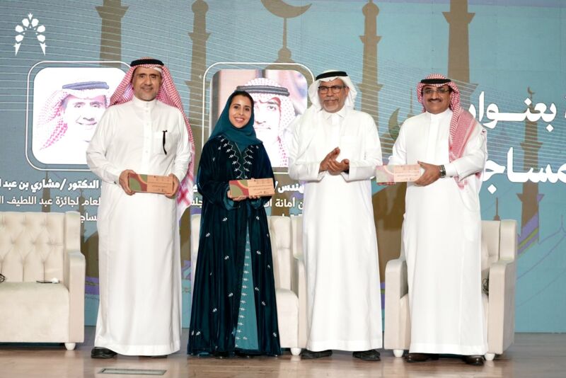 Image for the Tweet beginning: الجلسة الحوارية الأولى: عمارة المساجد
تناولت